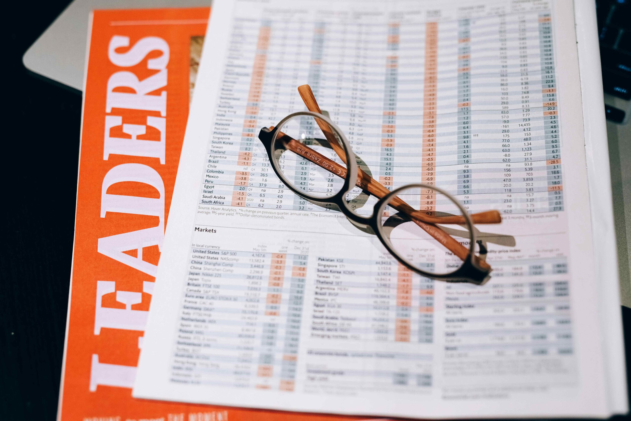 Dlaczego informacje finansowe są tak ważne? Okulary leżące na gazecie otwartej na stronie z informacjami finansowymi