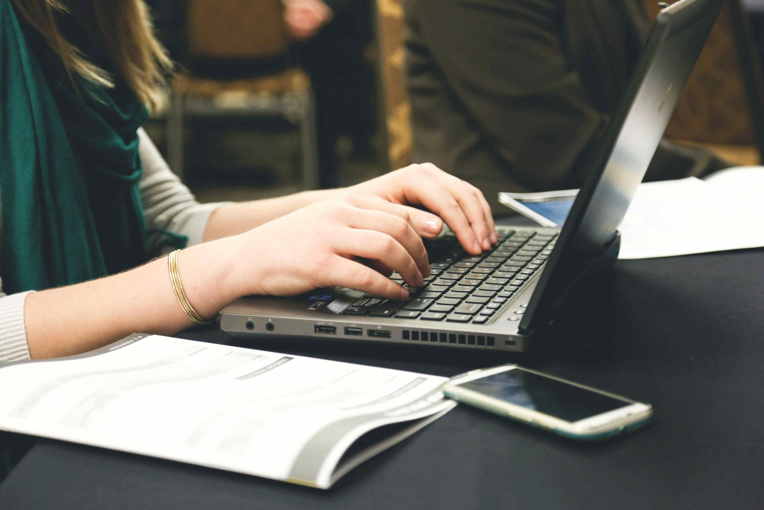 Widok rąk kobiety, która pracuje na laptopie