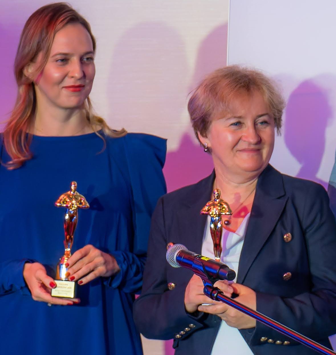 Paulina Markowska oraz Agnieszka Baklarz odbierające statuetki wyróżniające podczas Dnia Biegłego Rewidenta 2025